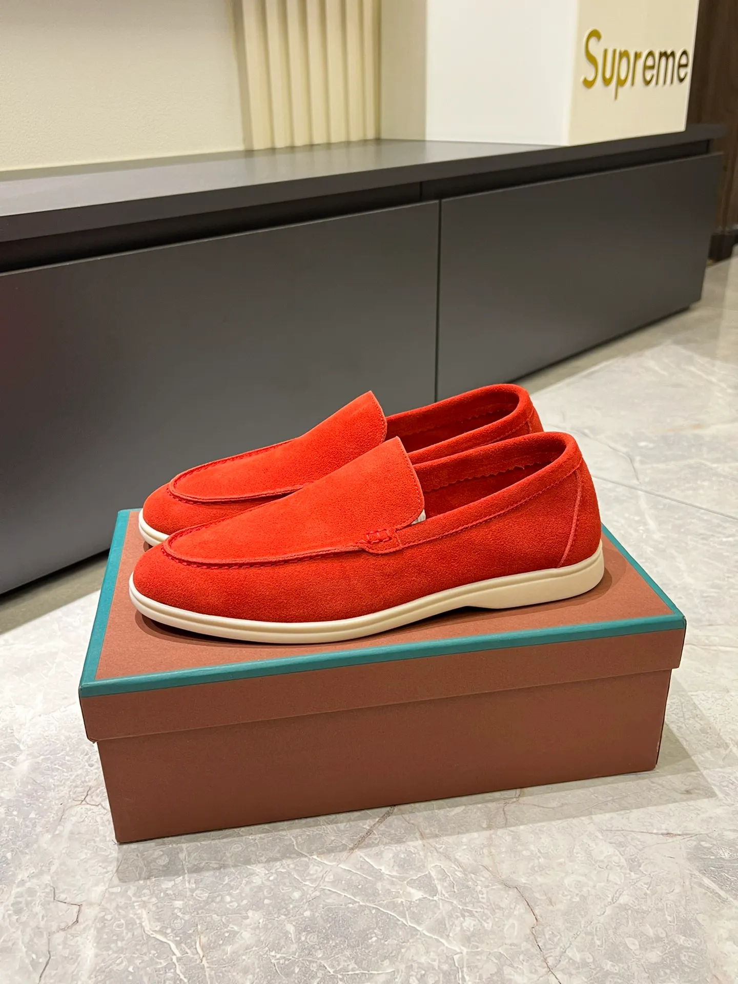 Men's shoes 💰p360 "Loro men's shoes 💰pian'*" Classic L men's shoes for couples 💰p Top version British flat loafers, a must-have item in old money style, the minimalist design is eye-catching and durable, a plus point for dressing The soft foot feel and texture are outstanding. They don’t scratch your feet and are very nice. They are matched with soft and waxy soles. They can be worn daily for a long time without getting tired. They are easy to wear, versatile and classic items, with perfect foot feel and texture! Imported cashmere fabric, the lining is made of imported A-grade water-dyed cow lining, the top version of the genuine leather midsole is sewn with pure handmade mark thread! Size: Female 35-40 (34. Customized) Male 38-44 (45.46. Customized)